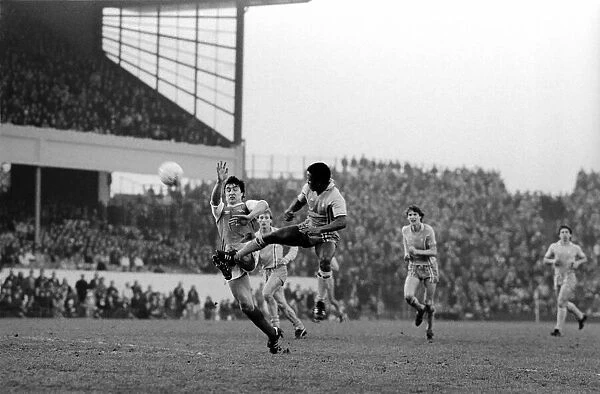 Sport: Football: Arsenal vs. Coventry. Action from the match. February 1981 81-00516-062