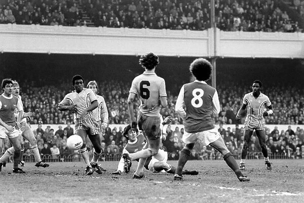 Sport: Football: Arsenal vs. Coventry. Action from the match. February 1981 81-00516-024