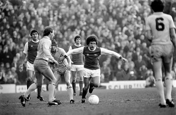 Sport: Football: Arsenal vs. Coventry. Action from the match. February 1981 81-00516-055