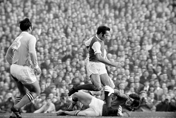 Sport Football. Arsenal vs. Manchester City. Peter Simpson Volleys back to his Goalie