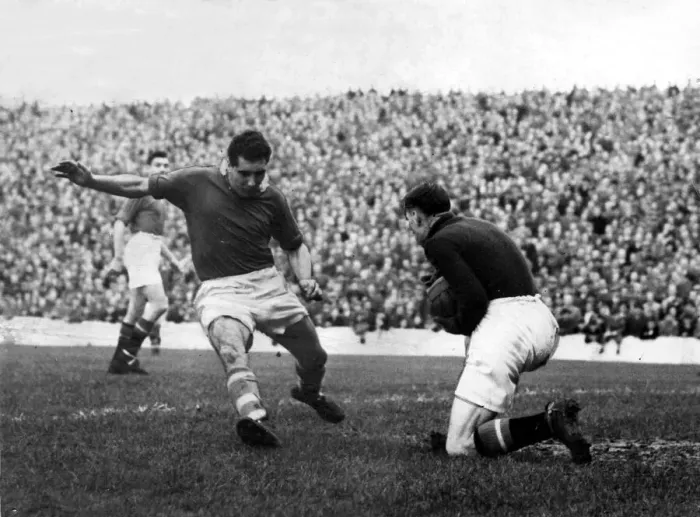 Framed Print : Sport - Football - Cardiff City - City forward Ken Chisholm dashes in as Manchester