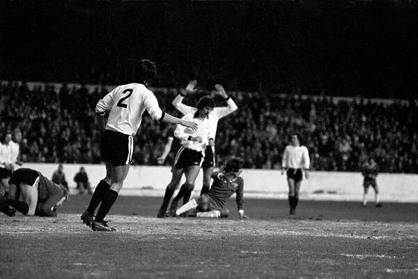 Sport: Football: Chelsea v. Fulham. December 1984 76-07537-023
