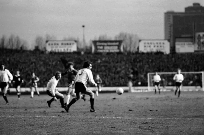 Framed Print : Sport: Football: Chelsea v. Fulham. December 1984 76-07537-021 Framed Print : Sport: Football: Chelsea v. Fulham. December 1984 76-07537-021