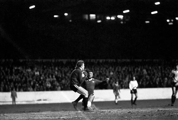 Sport: Football: Chelsea v. Fulham. December 1984 76-07537-019