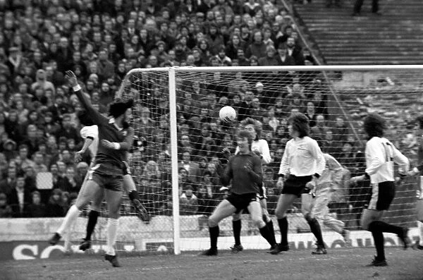 Sport: Football: Chelsea v. Fulham. December 1984 76-07537-035