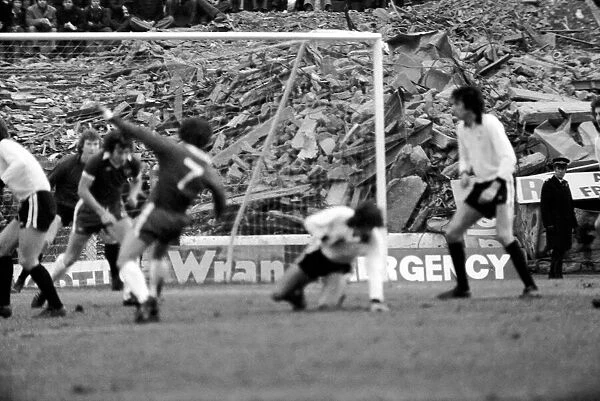 Sport: Football: Chelsea v. Fulham. December 1984 76-07537-002
