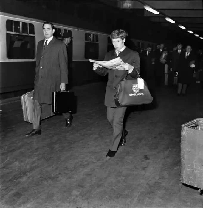 Framed Print : Sport Football: Everton football team arrive at Euston for the match against West Ham Framed Print : Sport Football: Everton football team arrive at Euston for the match against West Ham