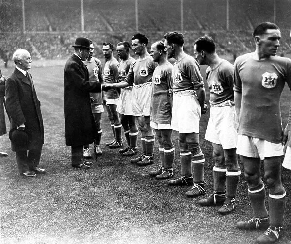 Sport - Football - FA Cup Final - 1927 - Cardiff City v Arsenal - King George V meets