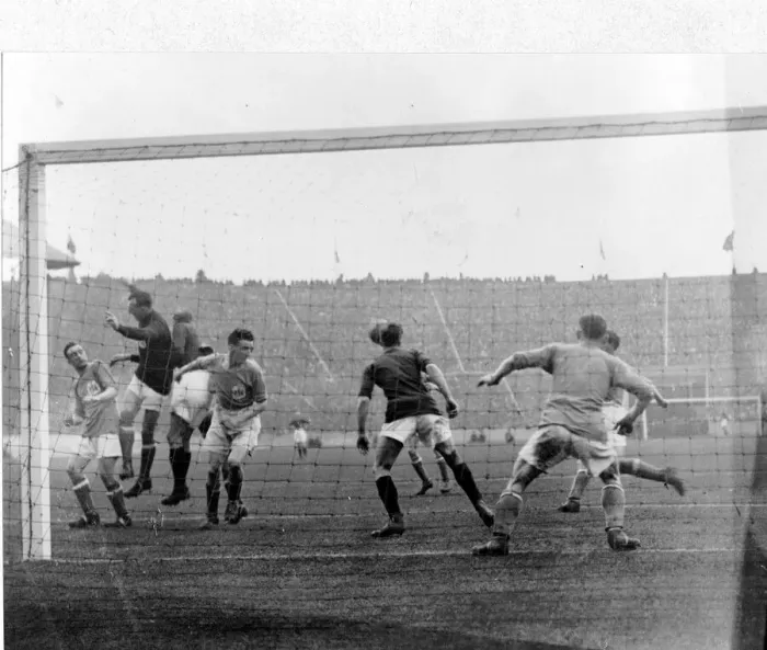 Framed Print : Sport - Football - FA Cup Final - 1927 - Cardiff City v Arsenal - Cardiff goalkeeper Tom Framed Print : Sport - Football - FA Cup Final - 1927 - Cardiff City v Arsenal - Cardiff goalkeeper Tom