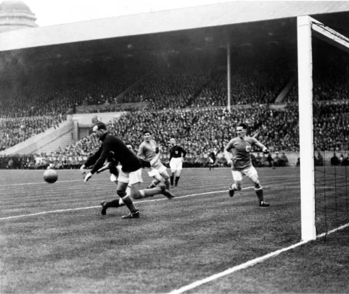 Framed Print : Sport - Football - FA Cup Final - 1927 - Cardiff City v Arsenal - Cardiff goalkeeper Tom Framed Print : Sport - Football - FA Cup Final - 1927 - Cardiff City v Arsenal - Cardiff goalkeeper Tom