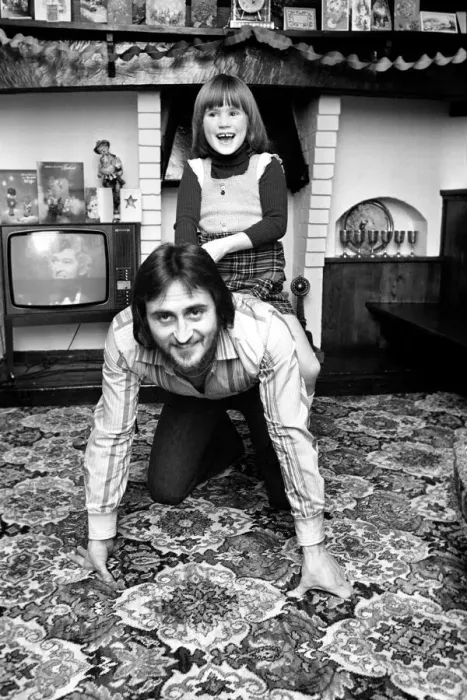 Framed Print : Sport  /  Football: Footballer: Frank Lampard (Senior) with one of his daughters