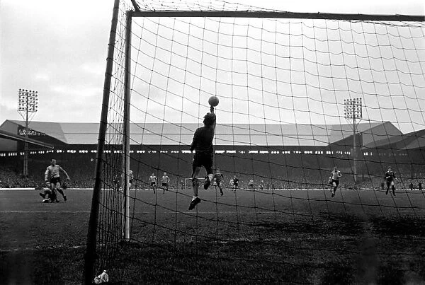 Sport: Football: Liverpool v. Southampton. Action from the match. October 1969 Z10377-015