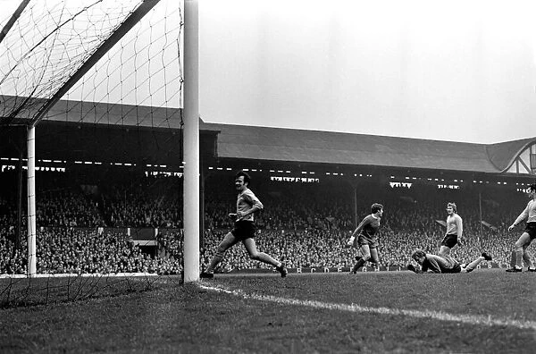Sport: Football: Liverpool v. Southampton. Action from the match. October 1969 Z10377-011
