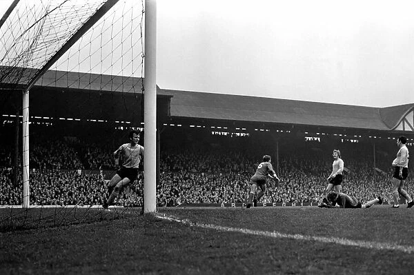 Sport: Football: Liverpool v. Southampton. Action from the match. October 1969 Z10377-012