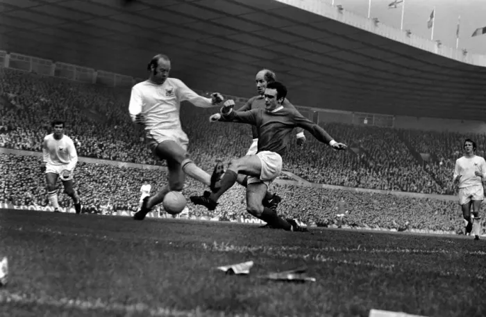 Framed Print : Sport: Football: Manchester United v. Nottingham Forest. Aston shoots
