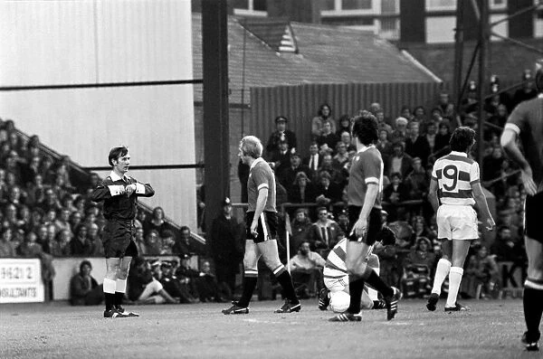 Sport: Football: Queens Park Rangers vs. Manchester United. April 1977 77-02218-072
