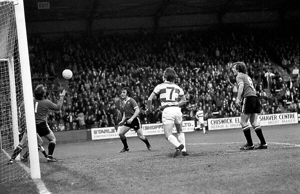 Sport: Football: Queens Park Rangers vs. Manchester United. April 1977 77-02218-014