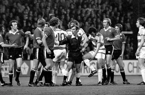Sport: Football: Queens Park Rangers vs. Manchester United. April 1977 77-02218-035