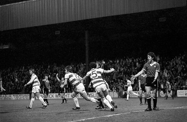 Sport: Football: Queens Park Rangers vs. Manchester United. April 1977 77-02218-018