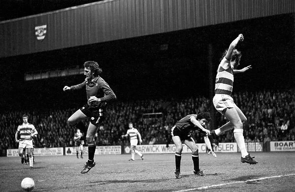 Sport: Football: Queens Park Rangers vs. Manchester United. April 1977 77-02218-029