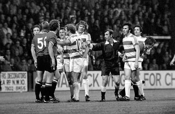Sport: Football: Queens Park Rangers vs. Manchester United. April 1977 77-02218-036