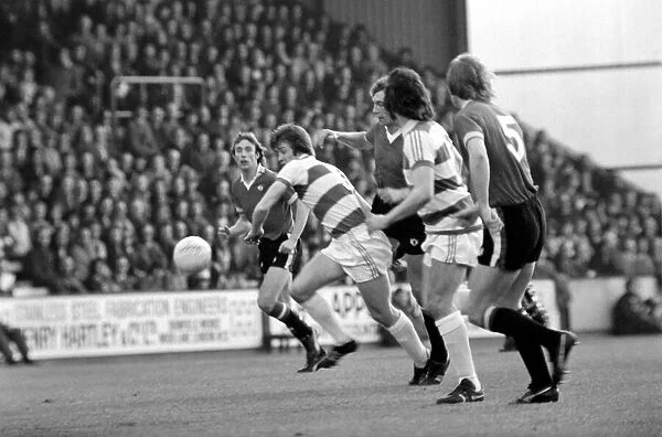 Sport: Football: Queens Park Rangers vs. Manchester United. April 1977 77-02218-044