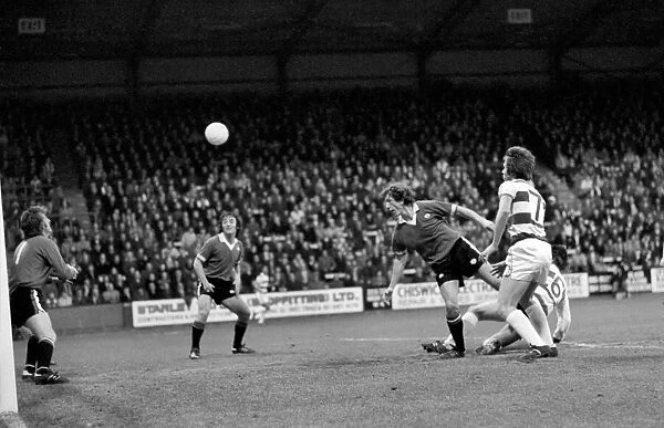 Sport: Football: Queens Park Rangers vs. Manchester United. April 1977 77-02218-015