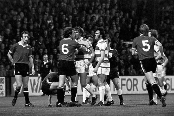 Sport: Football: Queens Park Rangers vs. Manchester United. April 1977 77-02218-024
