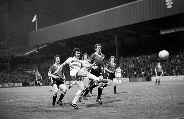 Sport: Football: Queens Park Rangers vs. Manchester United. April 1977 77-02218-012