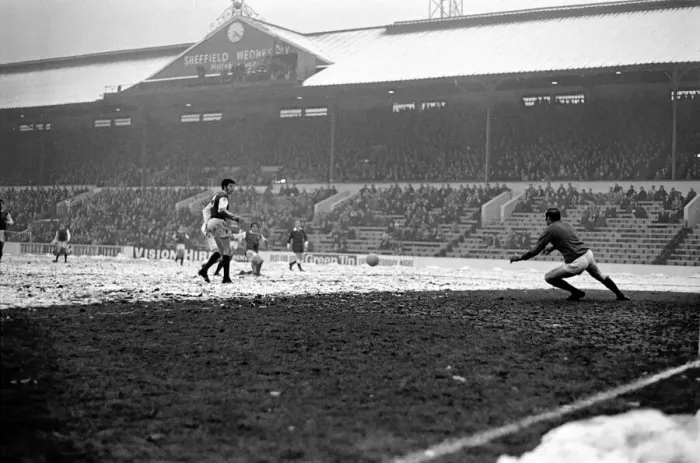 Framed Print : Sport: Football: Sheffield Wednesday v. Arsenal. Sprineett dives to save a shot Framed Print : Sport: Football: Sheffield Wednesday v. Arsenal. Sprineett dives to save a shot