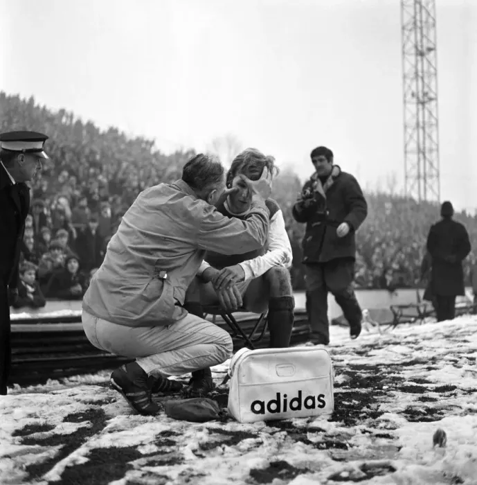 Framed Print : Sport: Football: Sheffield Wednesday v. Arsenal. Physiotherapist Bob Little checks Framed Print : Sport: Football: Sheffield Wednesday v. Arsenal. Physiotherapist Bob Little checks