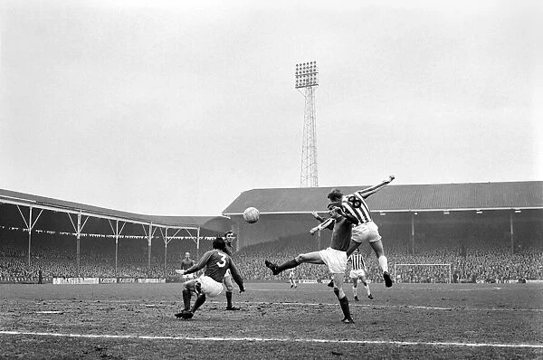 Sport: Football: Stoke v. Manchester United. February 1970 70-2326-003