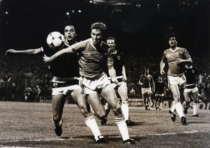 Framed Print : Sport - Football - Wales v Scotland - World Cup Qualifying match - 10th September 1985 Framed Print : Sport - Football - Wales v Scotland - World Cup Qualifying match - 10th September 1985