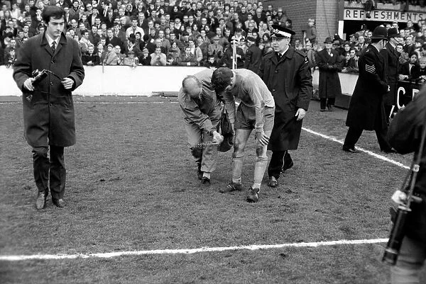 Sport: Football: West Ham 0. v. Everton 1. Trainer Wilf Dixon thows water at injured