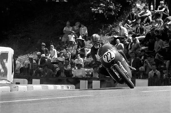 Sport Motorcycling: Isle of Man TT Racing 350 CC Class Junior. June 1969 Z12571-031