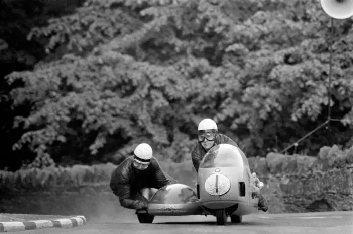 Framed Print : Sport Motorcycling: Isle of Man TT Racing 750 CC Sidecar Class Framed Print : Sport Motorcycling: Isle of Man TT Racing 750 CC Sidecar Class