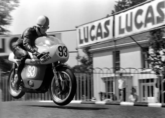 Framed Print : Sport Motorcycling: Isle of man TT Racing Production 250CC Class. Action Framed Print : Sport Motorcycling: Isle of man TT Racing Production 250CC Class. Action