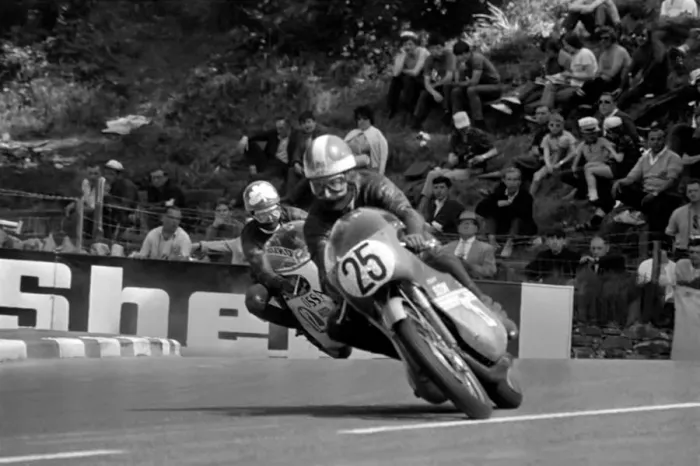 Framed Print : Sport Motorcycling: Isle of man TT Racing Production 250CC Class