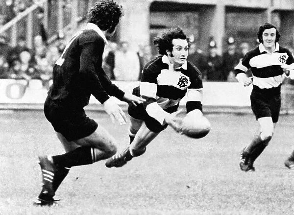 Sport - Rugby - Barbarians v New Zealand - 27th January 1973 - Gareth Edwards throws out