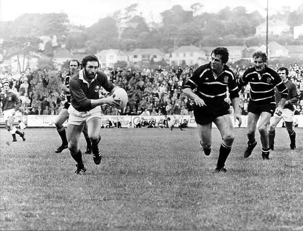 Sport - Rugby - Lalnellis Ray Gravell on the attack against Pontypridd at Stradey