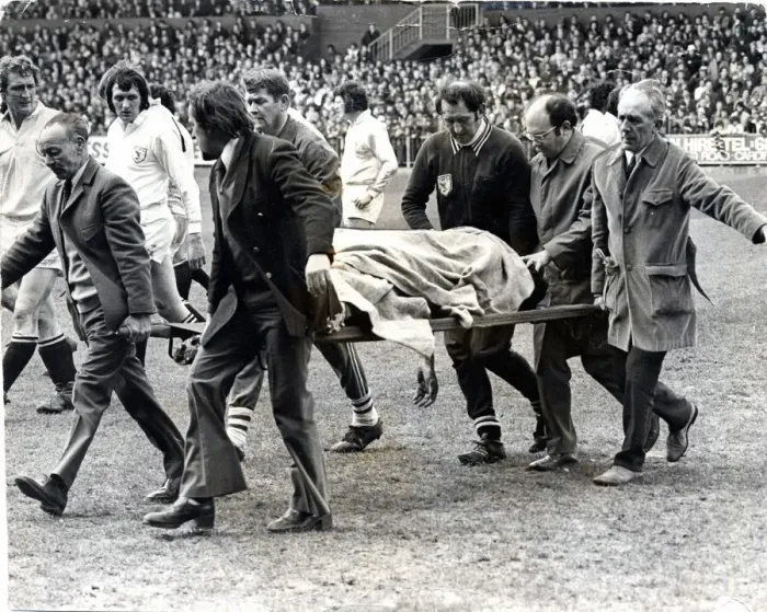 Framed Print : Sport - Rugby - Swansea v Pontypool - Swansea and Wales No 8 Mervyn Davies is carried of