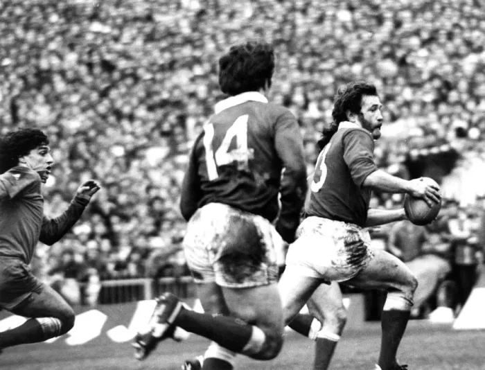Framed Print : Sport - Rugby - Wales v France - 1982 - Ray Gravell make a break for Wales with Robert