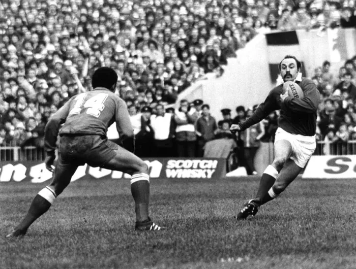 Framed Print : Sport - Rugby - Wales v France - 1982 - Welsh winger Clive Ress tries to swerve past