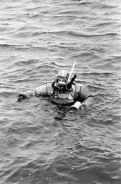 Sport. Scuba Diving: Generic pictures diving into a reservoir. December 1969 Z12553-001