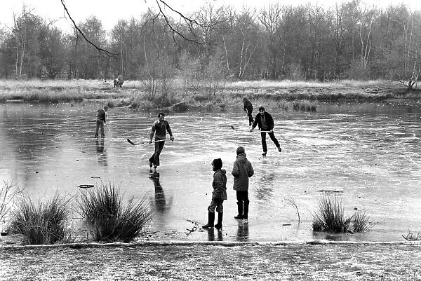 Sport: Seasons: Children: Skating: Winter Scene today on the Horseshoe Ponds Wimbledon