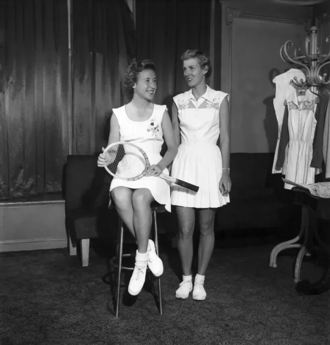 Framed Print : Sport Tennis. L-R Maureen Connolly and Julie Sampson seen here modelling their tennis