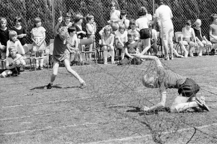 Framed Print : Sports Day at Keep Hatch Primary School, Wokingham, July 1980 Framed Print : Sports Day at Keep Hatch Primary School, Wokingham, July 1980