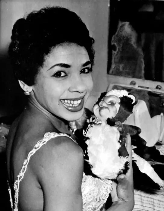 Framed Print : Sriley Bassey with her mascot Skunky'from Las Vegas pictured together in her Framed Print : Sriley Bassey with her mascot Skunky'from Las Vegas pictured together in her