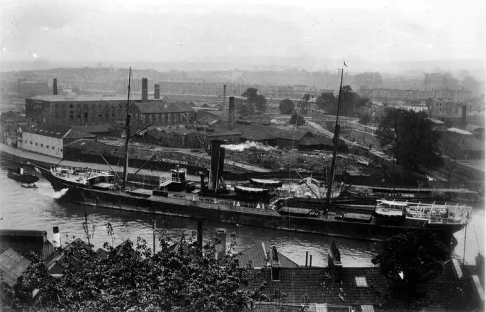 Framed Print : SS Edendale entering Bristol docks. Circa 1950 Framed Print : SS Edendale entering Bristol docks. Circa 1950