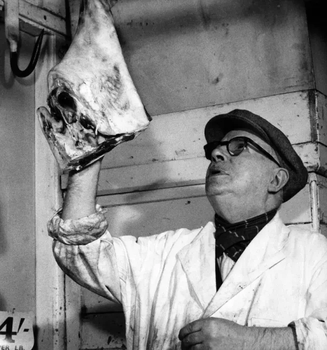 Framed Print : St Johns Old Market, Liverpool, 26th September 1958. Market veteran reaching up for a